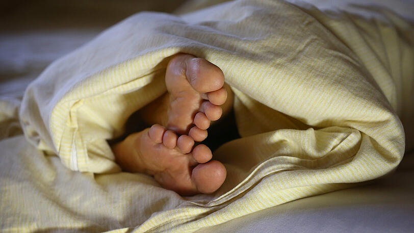 Dünne Decke, Füße raus. Wer in heißen Sommernächten nicht schwitzen will, sollte aber auch ein paar andere Ratschläge beherzigen.