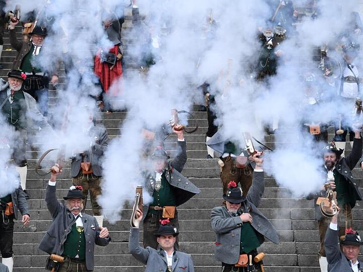 Böllerschützen auf den Stufen der Bavaria - sie kündigen das Ende der Wiesn an.
