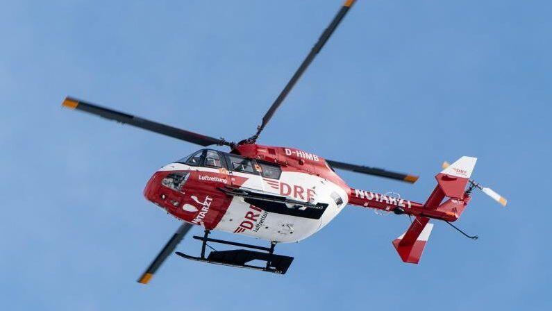 Ein Rettungshubschrauber im Einsatz. Foto: Patrick Seeger/Archivbild