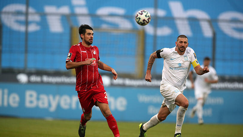 Für 90 Minuten keine Kumpels: Aaron Berzel (l) und Sascha Mölders.