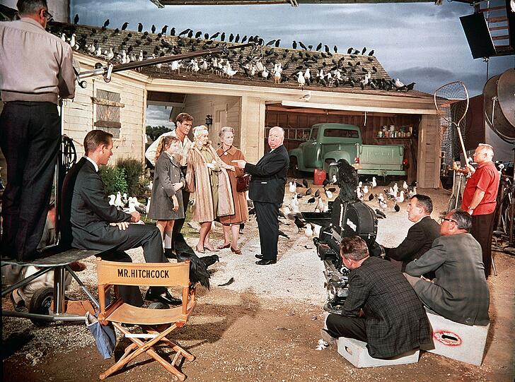 Jessica Tandy  (Mitte links) arbeitete in "Die Vögel" mit Regisseur Alfred Hitchcock (Mitte). Den Oscar gab's erst im Alter von 80 Jahren für "Miss Daisy und ihr Chauffeur".
