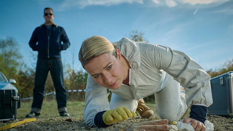"Theresa Wolff: Dreck": Theresa Wolff (Nina Gummich) untersucht eine teilweise freigelegte Leiche an deren Fundort.