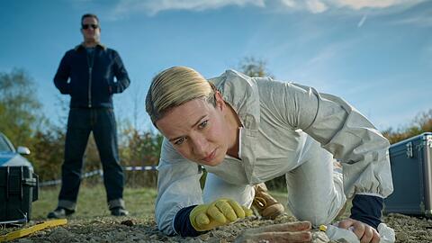 "Theresa Wolff: Dreck": Theresa Wolff (Nina Gummich) untersucht eine teilweise freigelegte Leiche an deren Fundort.