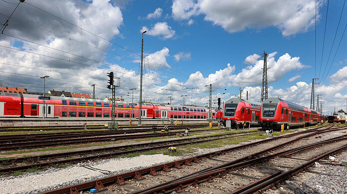 S-Bahnen und Regionalzüge stehen hier sauber aufgereiht.