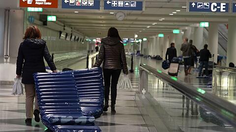 Am Flughafen wurden Luftmatratzen verteilt.