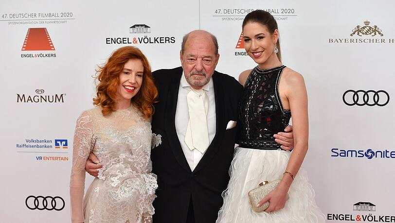 Ralph Siegel mit Ehefrau Laura(l.) und dessen Tochter Alana beim Deutschen Filmball 2020. Ralph Siegel mit Ehefrau Laura(l.) und dessen Tochter Alana beim Deutschen Filmball 2020.