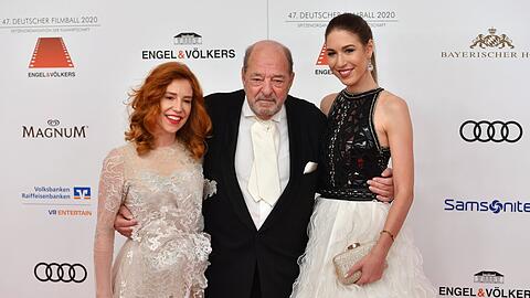 Ralph Siegel mit Ehefrau Laura(l.) und dessen Tochter Alana beim Deutschen Filmball 2020.