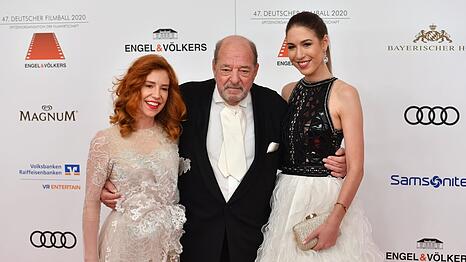 Ralph Siegel mit Ehefrau Laura(l.) und dessen Tochter Alana beim Deutschen Filmball 2020.