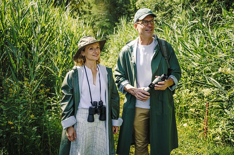 Benno Martius (Tim Bergmann) steckt Viola (Christina Große) mit seiner Begeisterung für die Natur und Vögel im Speziellen an. Eigentlich liegen die beiden sehr auf einer Wellenlänge. Benno Martius (Tim Bergmann) steckt Viola (Christina Große) mit seiner Begeisterung für die Natur und Vögel im Speziellen an. Eigentlich liegen die beiden sehr auf einer Wellenlänge.