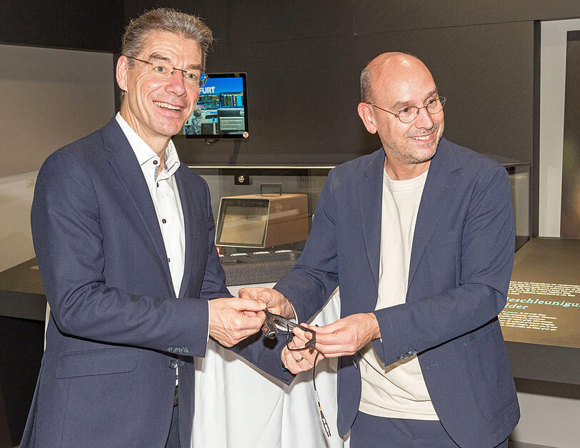&Uuml;bergabe der Schiedsrichterkamera von Thomas Riedel (r.) an Generaldirektor Michael Decker.