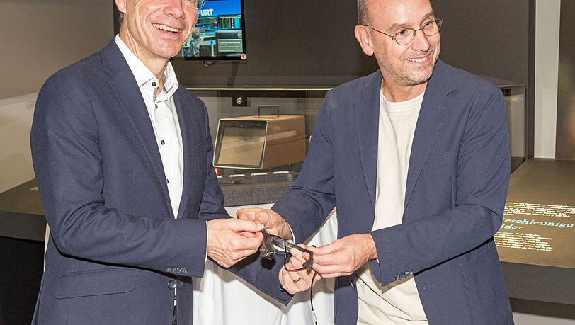 &Uuml;bergabe der Schiedsrichterkamera von Thomas Riedel (r.) an Generaldirektor Michael Decker.