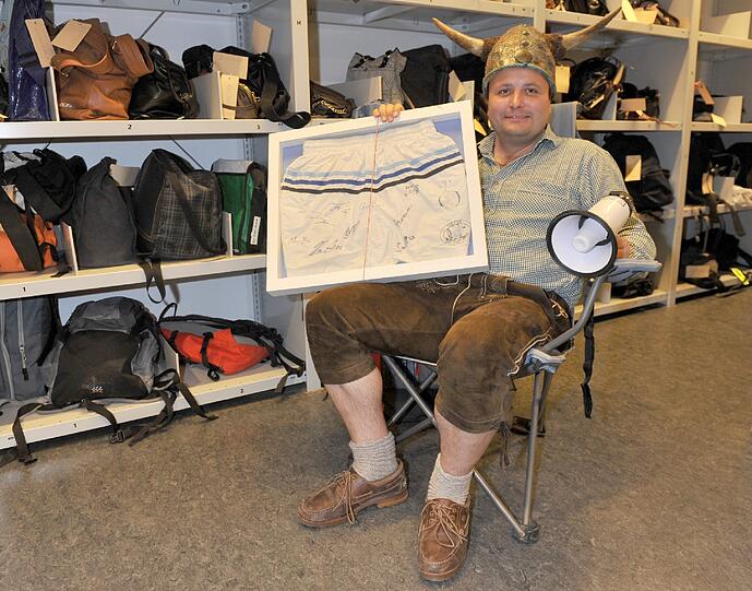 Der stellvertretende Leiter des städtischen Fundbüros der Landeshauptstadt München, Maik Müller. Lustig: Ein Wikingerhelm wurde abgegeben. Daneben eine Turnhose in einem Bilderrahmen mit Autogrammen und einem Megaphon.