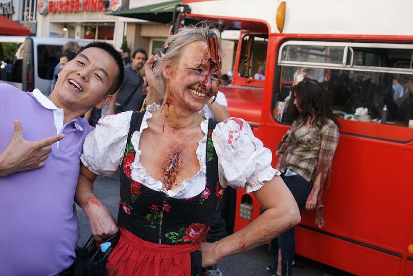 Die neue Staffel von "The Walking Dead" startet demnächst wieder bei FOX. Fans dieser Thriller- Reihe aus aller Welt feiern das auf sehr spekakuläre Art und Weise: Mit einem Zombiewalk. Übel zugerichtet und mit Kunstblut übersät erschrecken gut 700 Fans die Münchner am Karlsplatz Stachus. Die schrägsten Bilder.