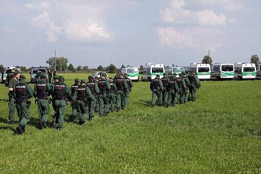 Die Flüchtlinge nehmen einen Umweg - die Polizisten folgen ihnen