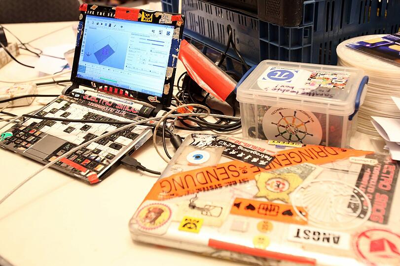 Bilder vom Treffen des Chaos Computer Clubs beim 30. Chaos Communication Congress (30C3). Mit dabei auch der britische Medienkünstler und Veteran des Chaos Computer Clubs (CCC), Tim Pritlove. Die Hacker treffen sich bis zum 30.12.2013 in Hamburg, wo das das größte Treffen der Hackerszene in Europa stattfindet.