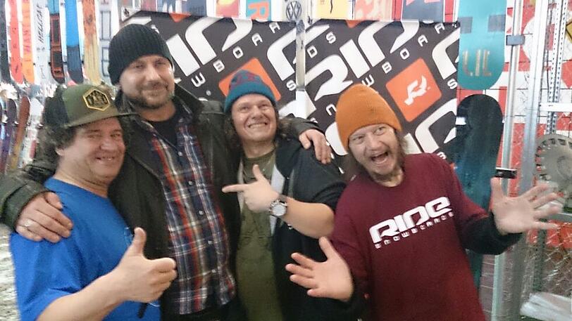 Die Ludolfs im passenden Outfit auf dem Messestand von Ride.