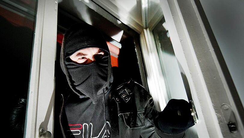 Bei dem Versuch, über ein Fenster in die Nottingham Trent University einzubrechen, blieb ein Mann stecken - fünf Stunden lang. Bei dem Versuch, über ein Fenster in die Nottingham Trent University einzubrechen, blieb ein Mann stecken - fünf Stunden lang.