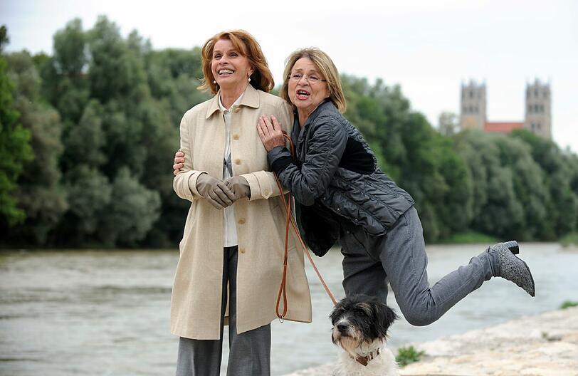 ARD-Film &bdquo;Freundinnen&ldquo;: Senta Berger (links) und Cornelia Froboess an der Isar.