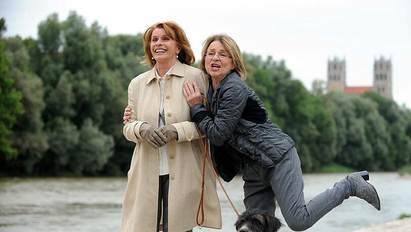 ARD-Film &bdquo;Freundinnen&ldquo;: Senta Berger (links) und Cornelia Froboess an der Isar.