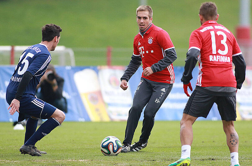 Philipp Lahm (m.) und Rafinha beim Spiel auf dem Kleinfeld.
