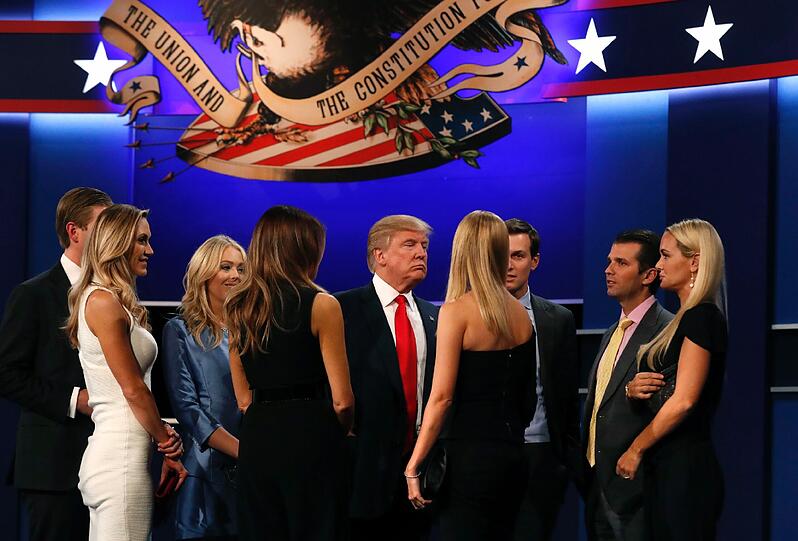 Entgegen aller Prognosen und Hochrechnungen zieht doch nicht Hillary Clinton ins Weiße Haus ein, sondern der Trump-Clan um Oberhaupt Donald.