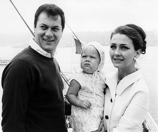 Das damalige Schauspieler-Ehepaar Tony Curtis und Christine Kaufmann mit ihrer damals einjährigen Tochter Alexandra an Bord des Passagierschiffes France in New York auf dem Weg nach Europa (1965)
