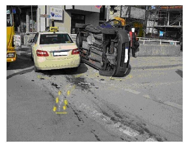 Das Taxi und sein umgekippter Unfallgegner in der Verdistraße.