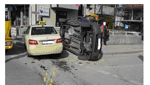 Das Taxi und sein umgekippter Unfallgegner in der Verdistraße. Das Taxi und sein umgekippter Unfallgegner in der Verdistraße.