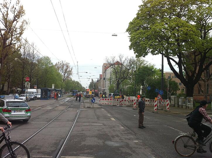 Gasaustritt an in der Dachauer Straße. Bei Bauarbeiten ist eine Gasleitung beschädigt worden.