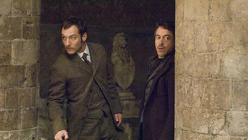 Kaum haben Holmes und Dr. Watson den Verbrecher Lord Blackwood an den Galgen gebracht, da ist dessen Grab auch schon wieder leer Kaum haben Holmes und Dr. Watson den Verbrecher Lord Blackwood an den Galgen gebracht, da ist dessen Grab auch schon wieder leer