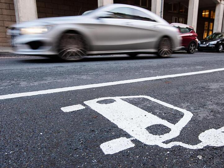 Es häufen sich bereits Beschwerden über Preise und Konditionen an den Ladesäulen für Elekroautos.