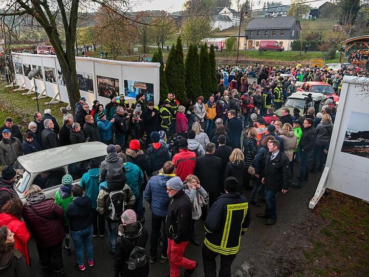 Im Rahmen der Feierlichkeiten zum 30. Jahrestag des Mauerfalls fährt eine Trabi-Kolonne durch die Maueröffnung. Foto: Nicolas Armer/dpa