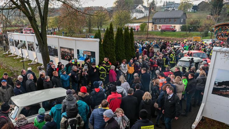 Im Rahmen der Feierlichkeiten zum 30. Jahrestag des Mauerfalls fährt eine Trabi-Kolonne durch die Maueröffnung. Foto: Nicolas Armer/dpa Im Rahmen der Feierlichkeiten zum 30. Jahrestag des Mauerfalls fährt eine Trabi-Kolonne durch die Maueröffnung. Foto: Nicolas Armer/dpa
