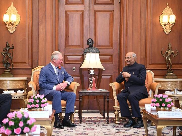 Der britische Prinz Charles (l), Prinz von Wales, trifft Ram Nath Kovind, den Staatspräsidenten von Indien.
