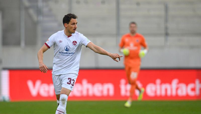 Georg Margreitter spielt den Ball.
