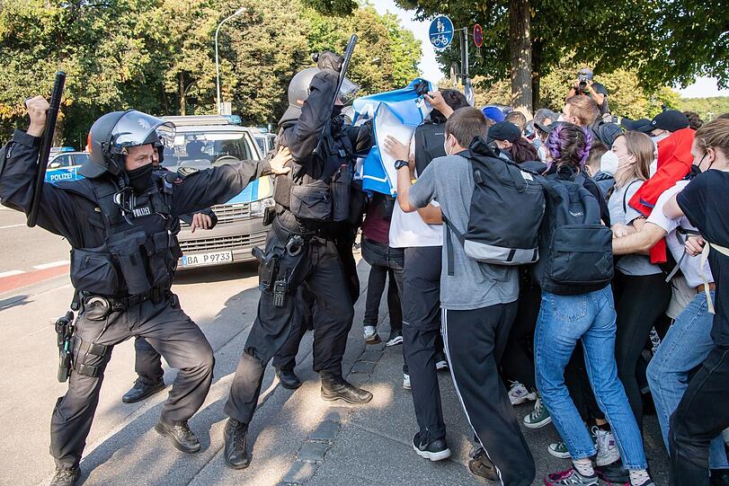 Demonstranten stoßen kurz nach Beginn ihres Demo-Zugs gegen die Automesse IAA-Mobility an der Theresienwiese mit Einsatzkräften der Polizei zusammen.