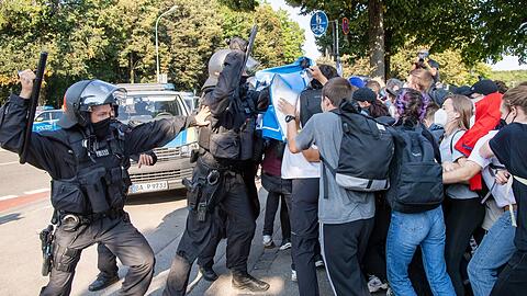 Demonstranten stoßen kurz nach Beginn ihres Demo-Zugs gegen die Automesse IAA-Mobility an der Theresienwiese mit Einsatzkräften der Polizei zusammen.