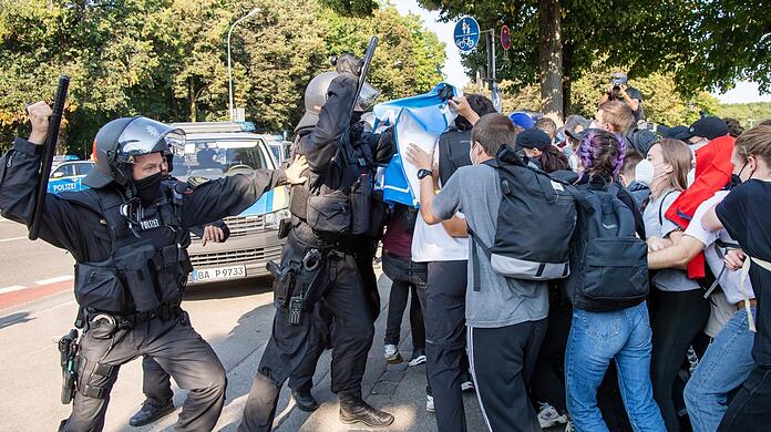 Demonstranten stoßen kurz nach Beginn ihres Demo-Zugs gegen die Automesse IAA-Mobility an der Theresienwiese mit Einsatzkräften der Polizei zusammen.