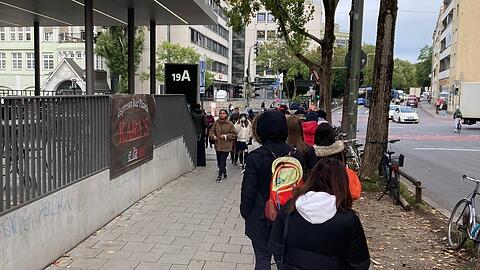 Links um die Ecke, dann vor bis zum Eingang. Dort irgendwo steht die Security, die einen vielleicht ins KVR Ruppertstraße lässt.