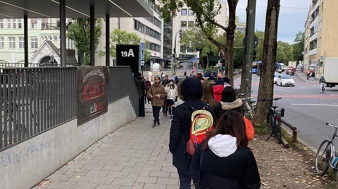 Links um die Ecke, dann vor bis zum Eingang. Dort irgendwo steht die Security, die einen vielleicht ins KVR Ruppertstraße lässt.