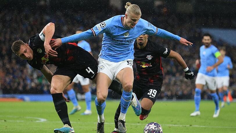 Nicht aufzuhalten: Erling Haaland setzt sich gegen Leipzigs Verteidiger Willi Orban (l) und Benjamin Henrichs durch. Der norwegische Ausnahmestürmer traf im Achtefinal-Rückspiel der Champions-League beim Kantersieg von Manchester City fünf Mal. Nicht aufzuhalten: Erling Haaland setzt sich gegen Leipzigs Verteidiger Willi Orban (l) und Benjamin Henrichs durch. Der norwegische Ausnahmestürmer traf im Achtefinal-Rückspiel der Champions-League beim Kantersieg von Manchester City fünf Mal.