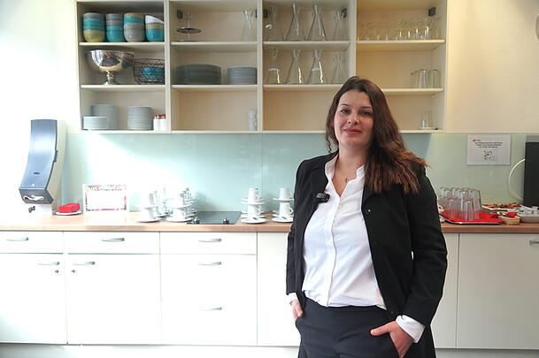 Im März 2022, kurz nach Kriegsbeginn in der Ukraine, ist Valeriia Bazadzhyieva mit ihren zwei Töchtern aus Kiew nach München geflüchtet. Heute arbeitet sie als Kita-Helferin in einem Kindergarten, Deutsch hat sie während der Ausbildung bei der Caritas gelernt. Im März 2022, kurz nach Kriegsbeginn in der Ukraine, ist Valeriia Bazadzhyieva mit ihren zwei Töchtern aus Kiew nach München geflüchtet. Heute arbeitet sie als Kita-Helferin in einem Kindergarten, Deutsch hat sie während der Ausbildung bei der Caritas gelernt.