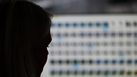 Polizisten sagen, T&auml;ter, die Darstellungen von Kindesmissbrauch im Netz verbreiten, seien oft nur &uuml;ber die IP-Adresse ausfindig zu machen. (Symbolbild)