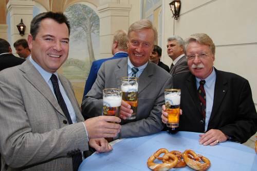 Plausch über schwarz-grüne Regierungen: Josef "Seppi" Schmid, Hamburgs Bürgermeister Ole von Beust (CDU), Münchens CSU-Chef Otmar Bernhard.
