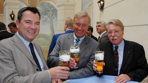 Plausch über schwarz-grüne Regierungen: Josef "Seppi" Schmid, Hamburgs Bürgermeister Ole von Beust (CDU), Münchens CSU-Chef Otmar Bernhard. Plausch über schwarz-grüne Regierungen: Josef "Seppi" Schmid, Hamburgs Bürgermeister Ole von Beust (CDU), Münchens CSU-Chef Otmar Bernhard.