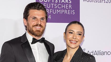 Jonas Hofmann arbeitet an seiner eigenen Fu&szlig;ballmannschaft mit seiner Laura.