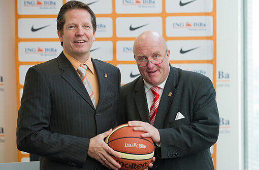 Der neue Basketball-Bundestrainer, Frank Menz (l.), bekommt während einer Pressekonferenz des Deutschen Basketball Bundes in Frankfurt am Main von Präsident Ingo Weiss einen Ball überreicht.