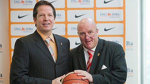 Der neue Basketball-Bundestrainer, Frank Menz (l.), bekommt während einer Pressekonferenz des Deutschen Basketball Bundes in Frankfurt am Main von Präsident Ingo Weiss einen Ball überreicht.