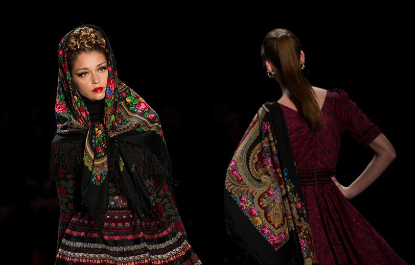 Eigenwillige Trends präsentiert das Label Lena Hoschek auf einer Modenschau im Zelt auf der Strasse des 17. Juni in Berlin zur Fashion Week.