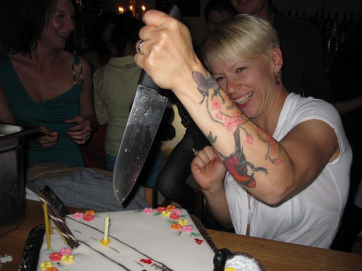 &bdquo;Danach hatte ich das Gefühl,dass es jetzt wirklich zu Ende ist",sagt Nadya Habig. Hier schneidet sie ihre Torte an.